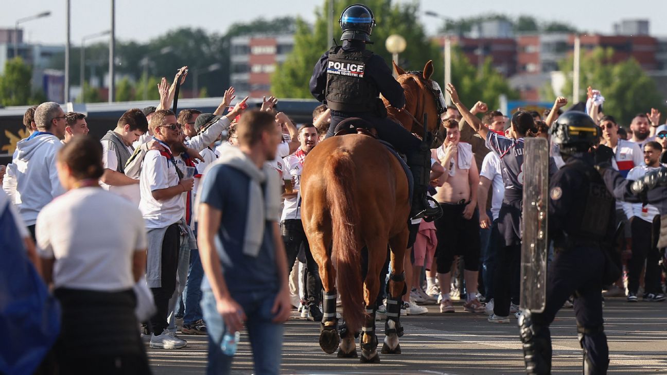 Полиция перед матчем Кубка Франции между ПСЖ и «Лионом»