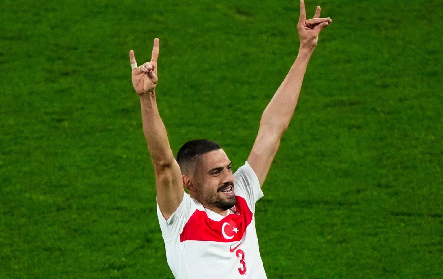 Мерих Демирал празднует гол в матче Турции и Австрии на Евро-2024