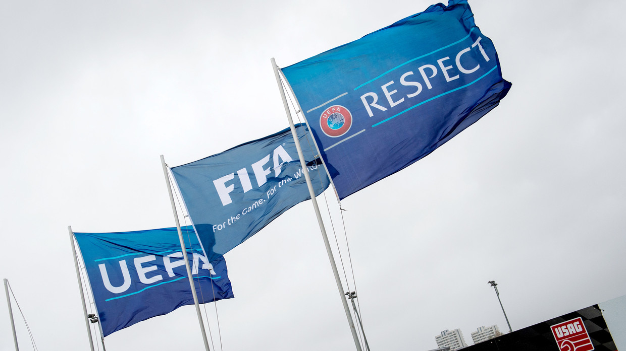 Флаги ФИФА и УЕФА