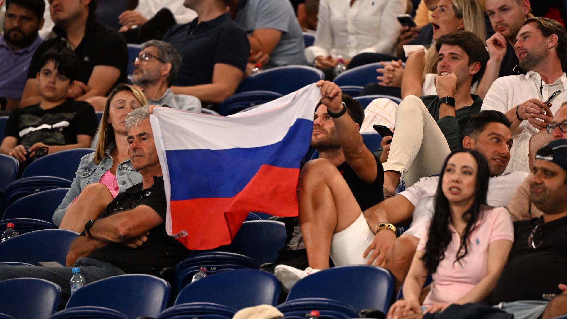 Российский флаг на трибуне соревнований