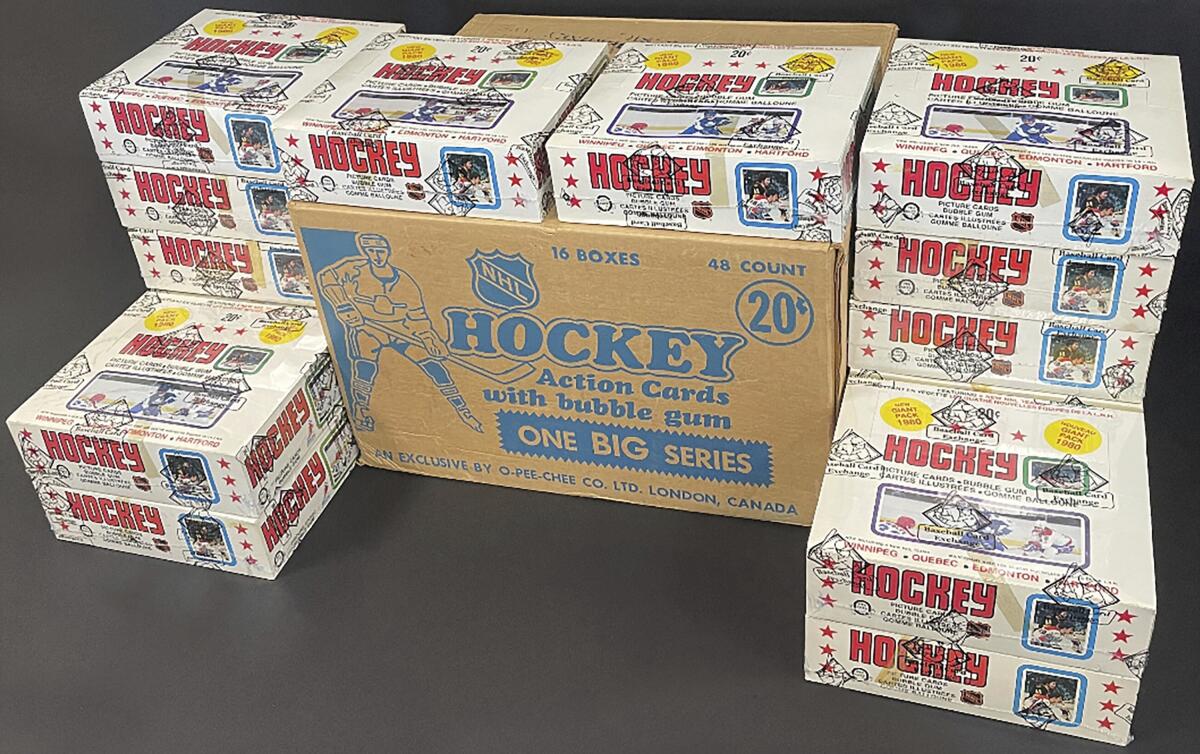 Ящик с хоккейными карточками, выставленный на аукцион