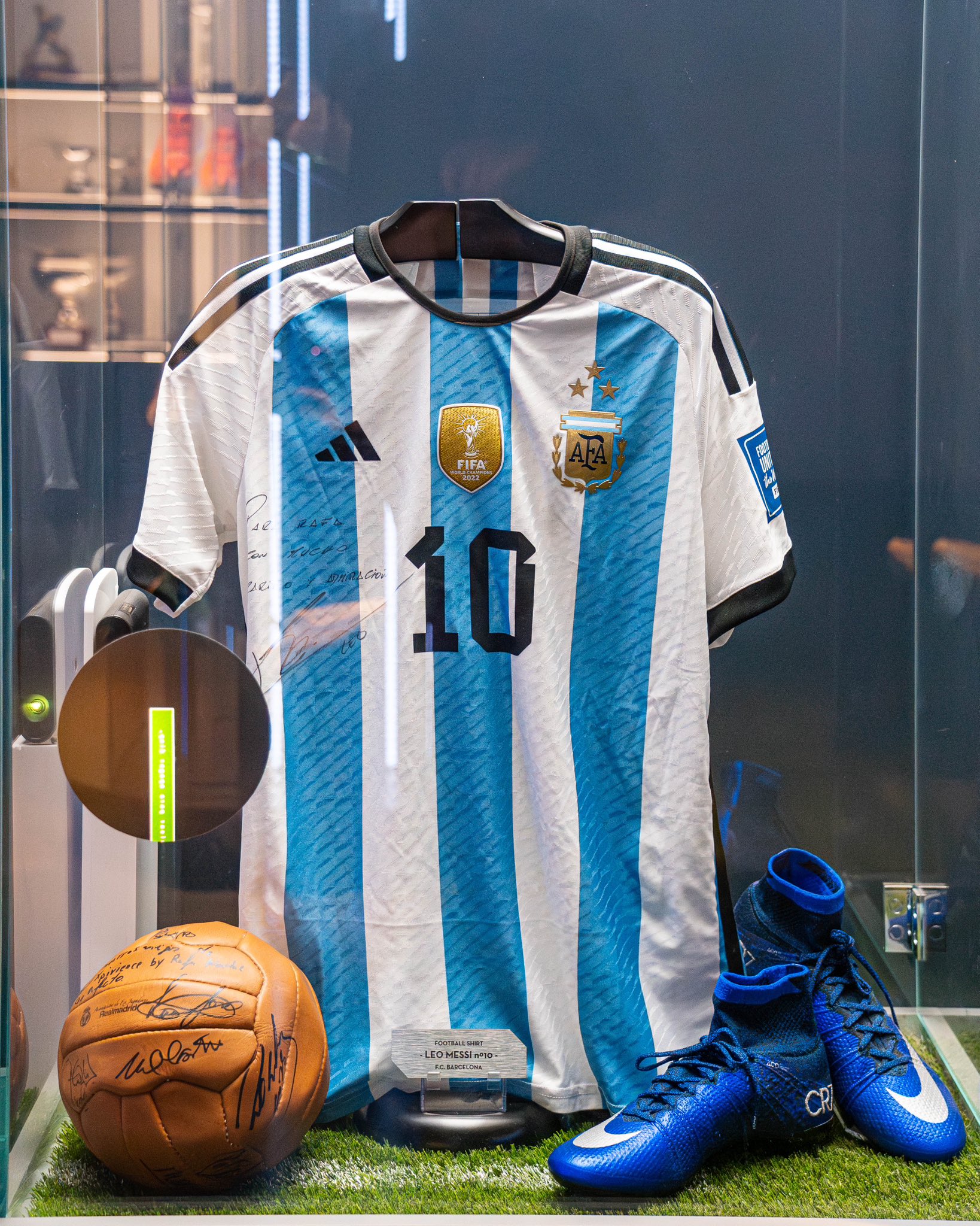 Футболка сборной Аргентины Лионеля Месси в музее Надаля