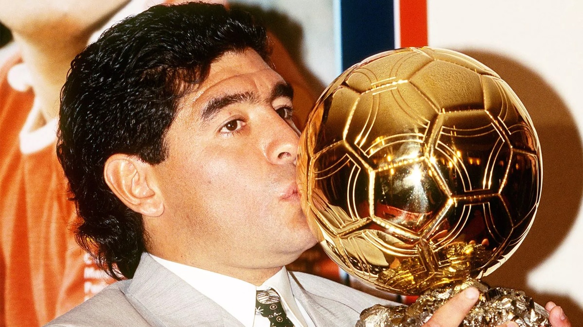 Диего Марадона держит в руках «Золотой мяч» 