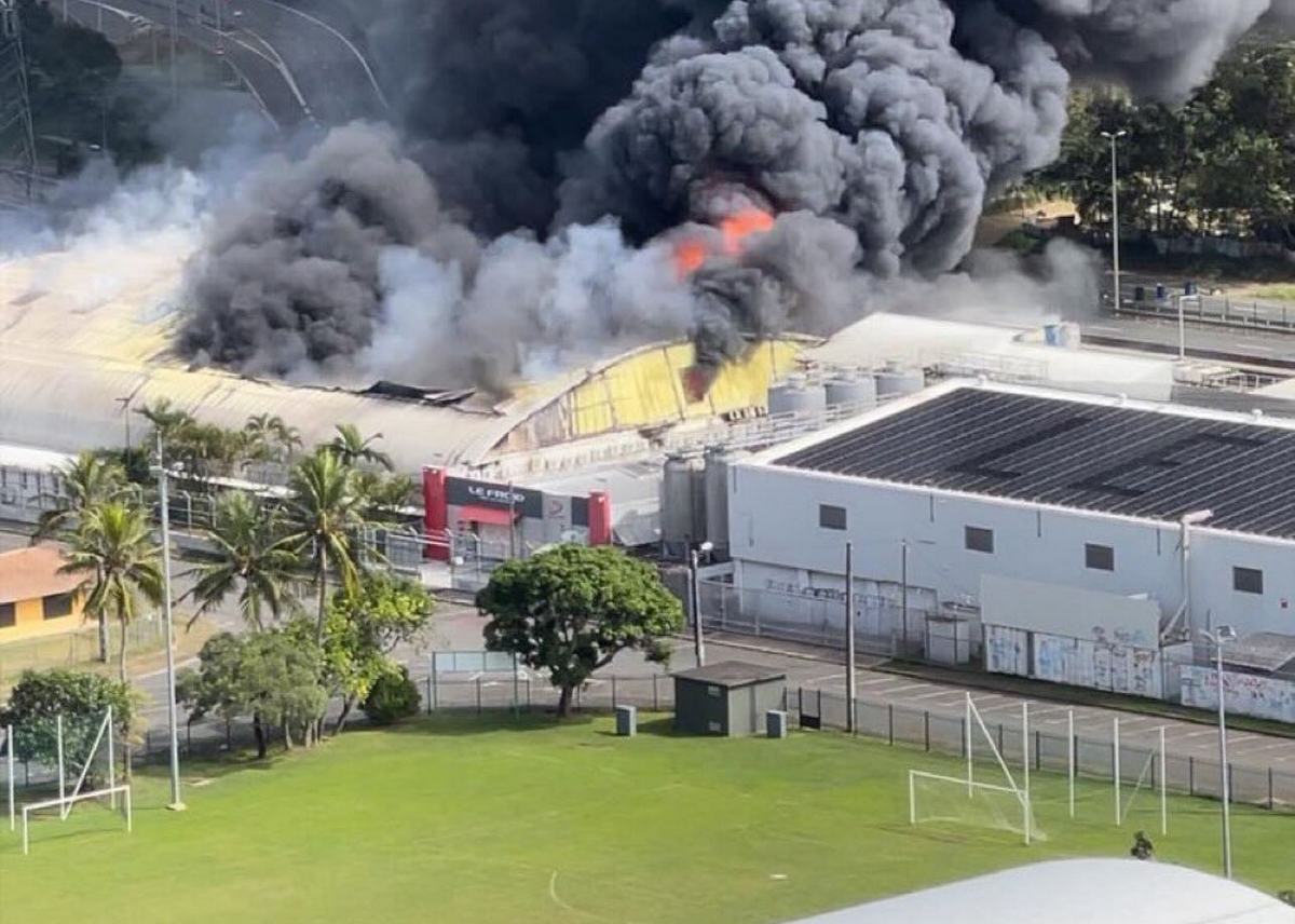 Пожар возле стадиона в Новой Каледонии