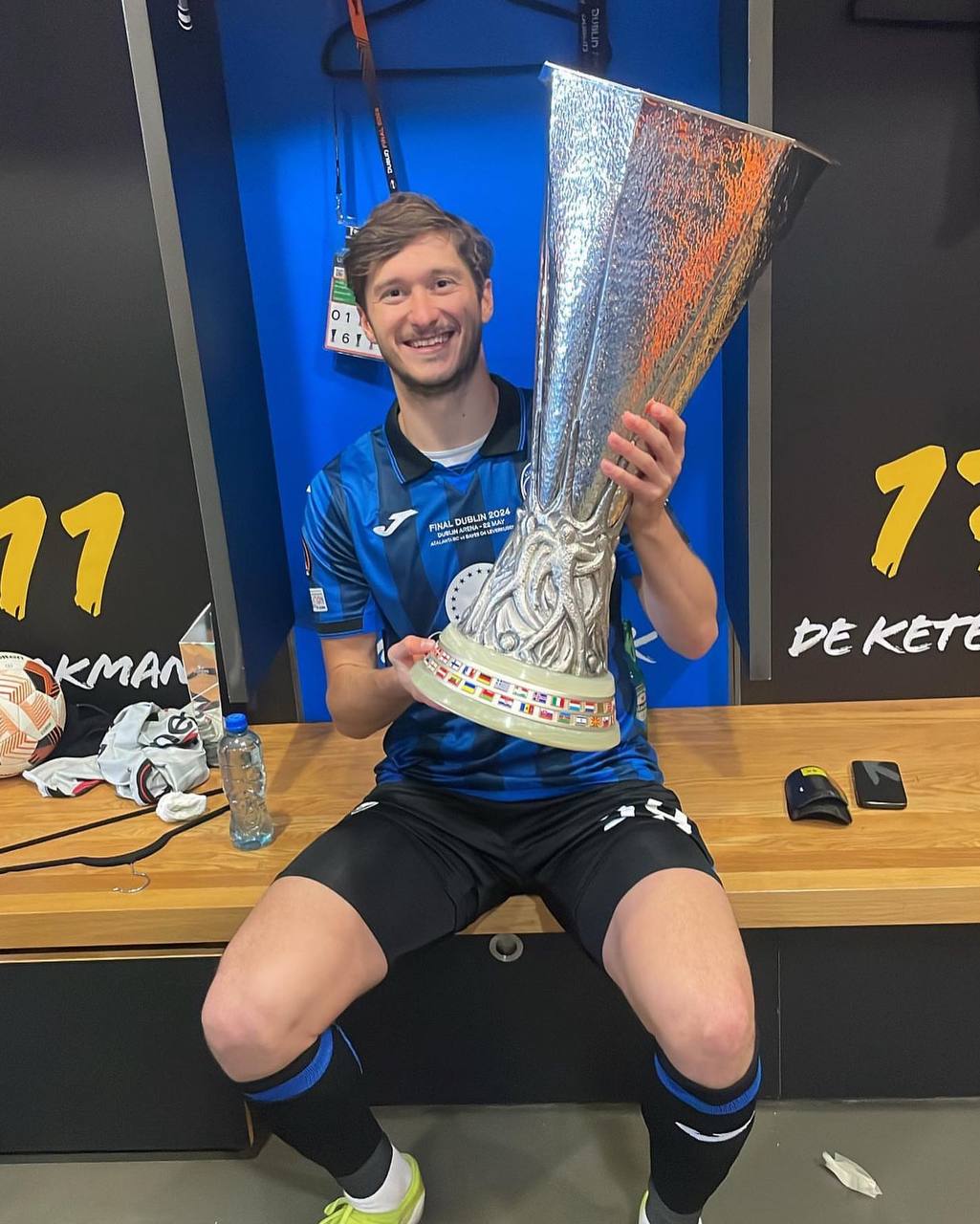 Алексей Миранчук с трофеем Лиги Европы