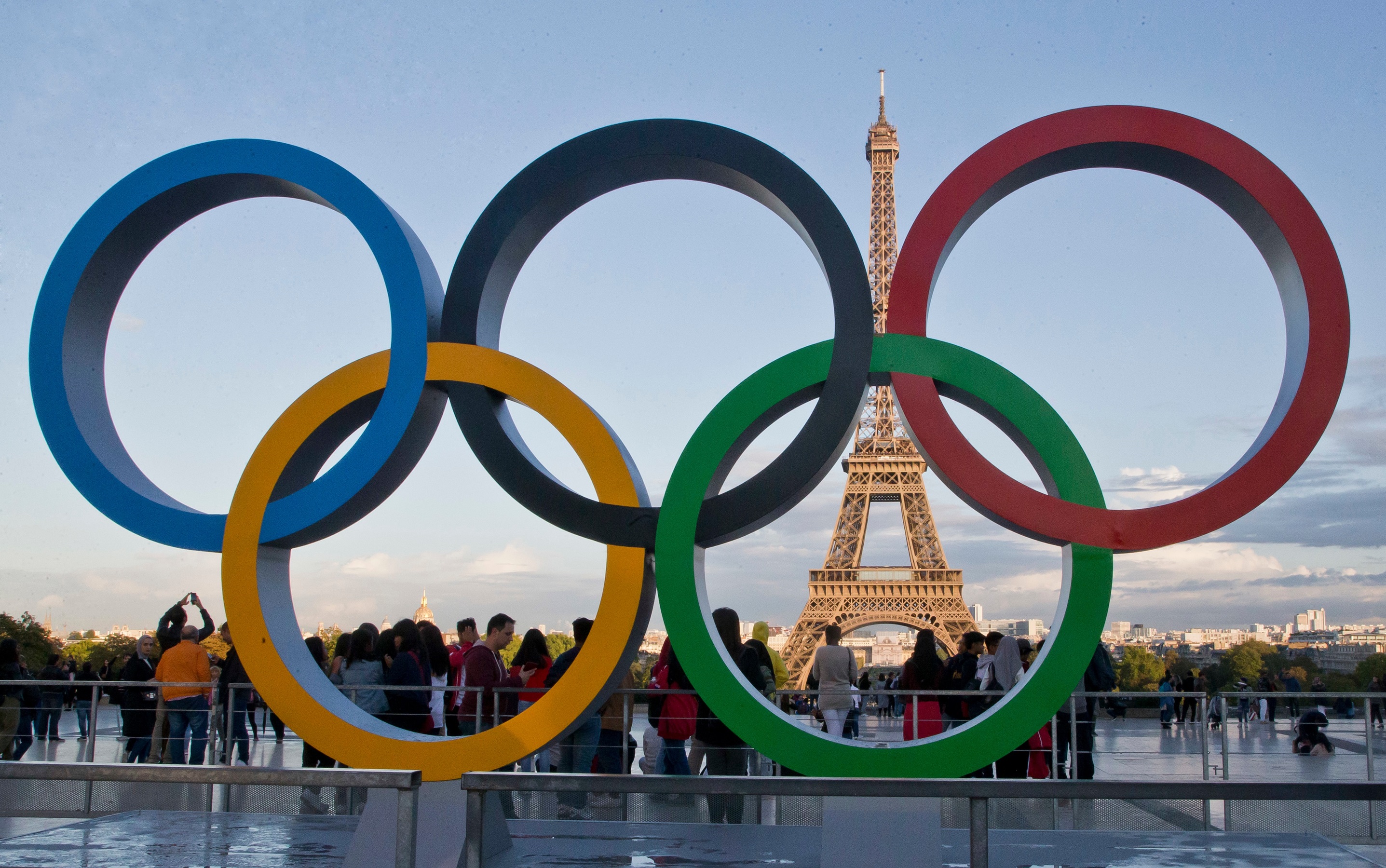Олимпийские кольца на площади Трокадеро в Париже
